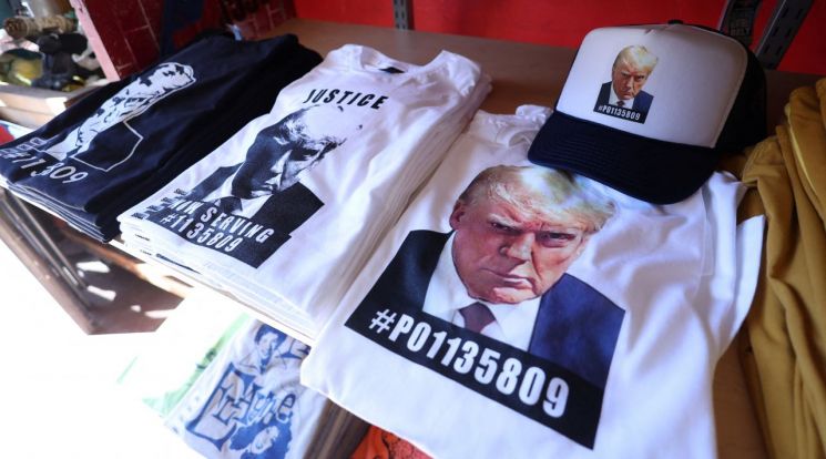 '트럼프 머그샷'을 활용한 티셔츠. [이미지출처=연합뉴스]