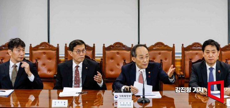 [포토]취재진 질문 받는 추경호 경제부총리