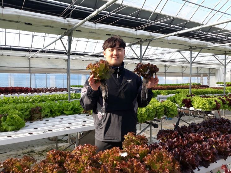 강성휘 커넥팅팜 대표가 지난달 21일 세종시 금남면에 위치한 자신의 하우스에서 재배 작물을 소개하고 있다.