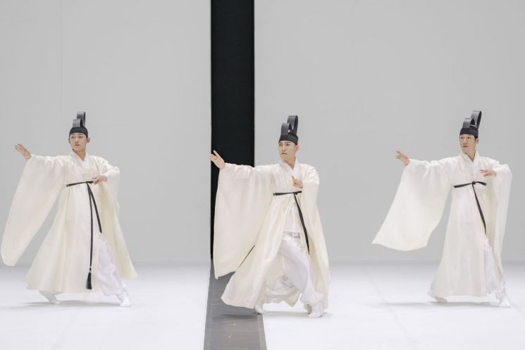 새하얀 무대 위 물들인 강렬한 춤사위…10주년 맞은 '묵향'
