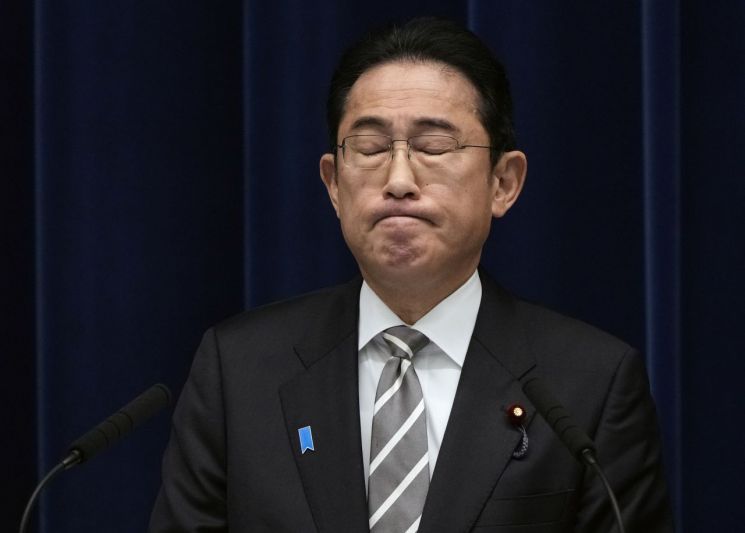 기시다 후미오 일본 총리가 임시 국회가 끝난 지난해 12월13일 도쿄 총리실에서 기자회견을 하며 눈을 질끈 감고 있다. [이미지출처=연합뉴스]