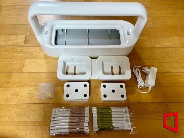 LG 틔운 미니의 구성품. 제품 본체와 5개의 구멍이 있는 씨앗키트 2개, 씨앗키트 홀더 1개, 식물영양제 8개(2종류) 등으로 구성됐다. [사진=한예주 기자]