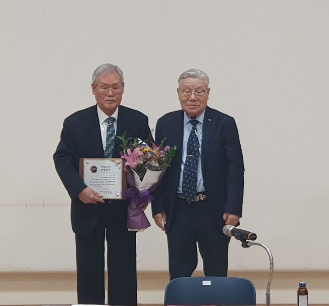 대한민국경영 대상을 받은 안재범 대한노인회 영양군지회장(왼쪽).