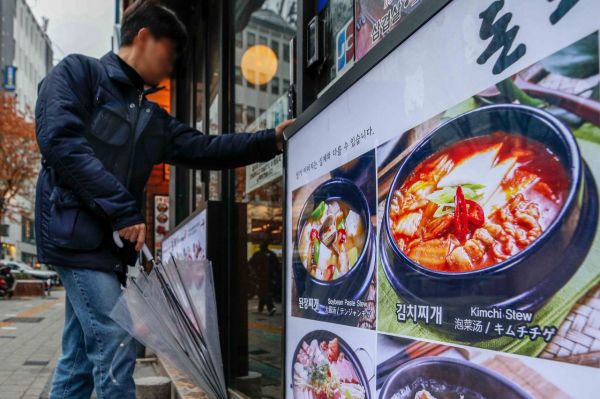 국내 대표 외식 품목 8개 가운데 김밥과 김치찌개의 가격이 지난달 또 오른 것으로 나타났다. 한국 소비자원 가격정보종합포털 참가격에 따르면 서울 기준 김밥 가격은 10월 3254원에서 11월 3292원으로, 김치찌개 백반은 같은 기간 7846원에서 7923원으로 각각 올랐다. 사진은 서울 중구 명동거리 음식점 외벽에 설치된 메뉴. 사진=강진형 기자aymsdream@