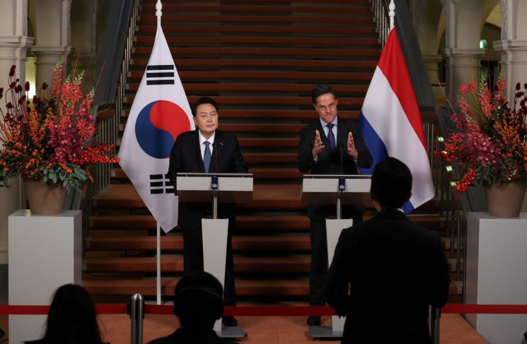 네덜란드를 국빈 방문한 윤석열 대통령과 마르크 뤼터 네덜란드 총리가 13일(현지시간) 헤이그 총리실에서 열린 한·네덜란드 정상 공동 기자회견에서 질문을 듣고 있다. [이미지출처=연합뉴스]