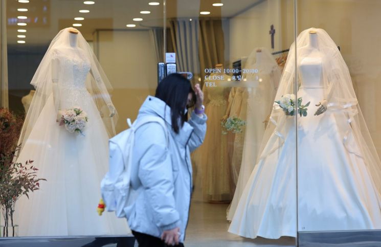 "사랑 왜 해야 하는지…" 20대 남성 절반이 '모태 솔로'인 일본