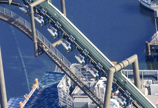 거꾸로 매달린 채로 멈췄다…日 롤러코스터 승객들 '아찔'한 탈출