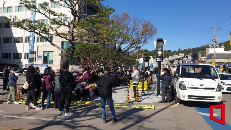 6일, 영광군청 앞에서  폐기물재활용시설 허가 관련 주민들이 반대 시위를 하고 있다. 주민들은 11월 6일부터 날마다 2차례 집회를 열고 있다.[사진=김건완 기자 yacht@]