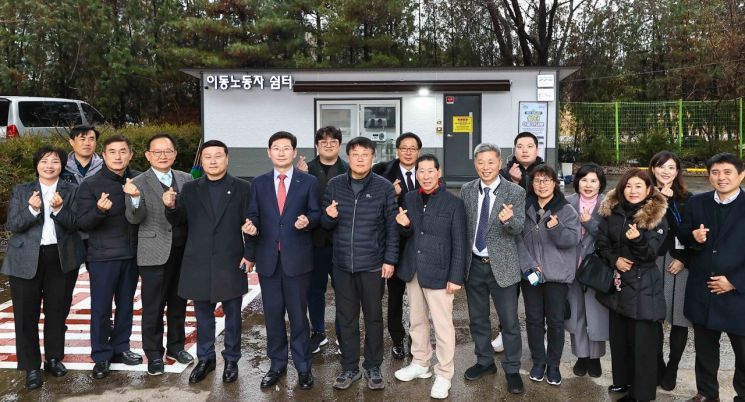 이상일 용인시장(왼쪽 여섯번째)이 15일 전철 수인분당선 죽전역 인근에 문을 연 이동노동자 쉼터에서 관계자들와 기념촬영을 하고 있다. [사진제공=용인시]