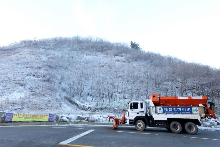 17일 강원 양양군 한계령 휴게소 인근에서 제설 차량이 대기하고 있다. [사진출처=연합뉴스]