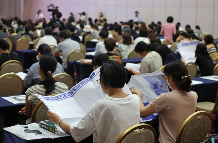 종로학원 수험생 지원전략 설명회에서 학부모들이 강사의 설명을 듣고 있다.[사진출처:연합뉴스]
