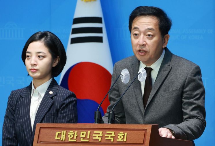 금태섭 새로운선택 공동대표(오른쪽)와 류호정 정의당 의원 [이미지출처=연합뉴스]