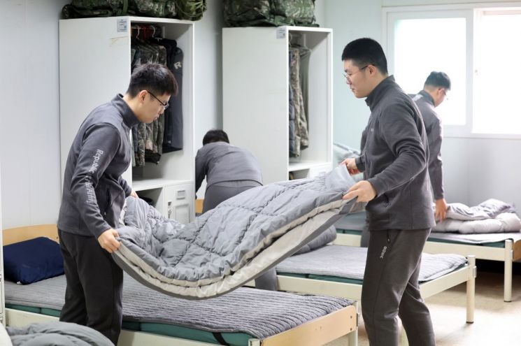 官兵们正在宿舍内整理日常使用的被褥寝具。图片由联合通讯社 国防部提供
