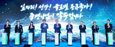 한덕수 국무총리(가운데)와 장영진 산업통상자원부 1차관(왼쪽 네번째), 최진식 중견련 회장(오른쪽 네번째) 등이 지난 15일 서울 중구 웨스턴조선호텔 그랜드볼룸에서 열린 '제9회 중견기업인의 날 기념식'에서 기념촬영을 하고 있다.