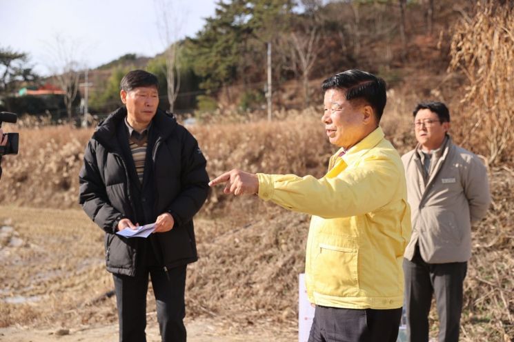 이상근 고성군수가 파크골프장 조성사업 현장 점검을 하고 있다.