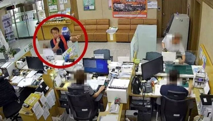 “警察让你转账”“我才是警察”……ATM前争执的真相是？