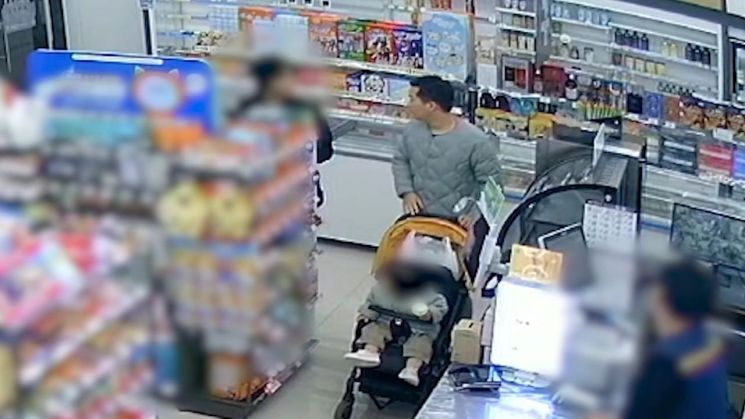 警官 Yoo Changuk 推着婴儿车走进便利店，询问购买礼品卡的理由。<span>图片由京畿南部警察厅提供、韩联社供图</span>