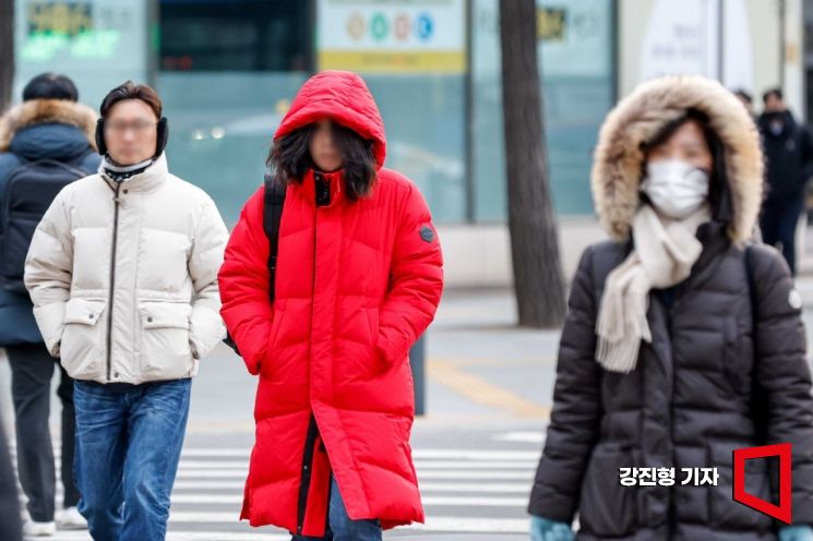 서울 아침 기온이 영하7.4도까지 떨어지며 한파가 이어지고 있는 19일 서울 중구 세종대로에서 직장인들이 두꺼운 외투를 입고 출근에 오르고 있다. 사진=강진형 기자aymsdream@