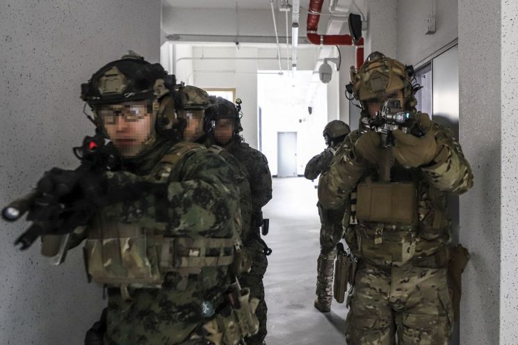 한미 특수전부대 장병들이 특수전학교 훈련장에서 연합 특수작전 훈련의 일환으로 핵심지역 내부 소탕전술 훈련을 하고 있다.  (사진=합동참모본부 제공)