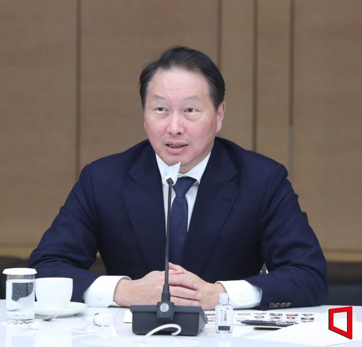 최태원 대한상공회의소 회장이 19일 서울 중국 대한상의 챔버라운지에서 가진 기자간담회에서 발언을 하고 있다.(사진=대한상의 제공)