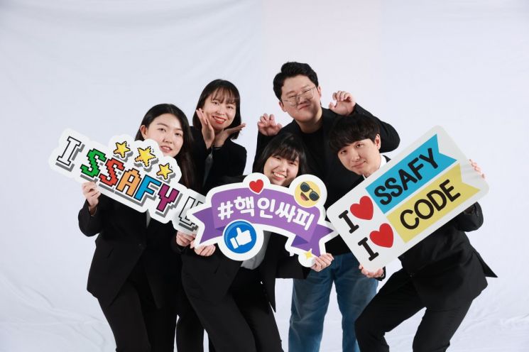 삼성청년SW아카데미(SSAFY) 서울 캠퍼스 9기 교육생이 수료식을 앞두고 기념 촬영을 하고 있다. / [사진제공=삼성]