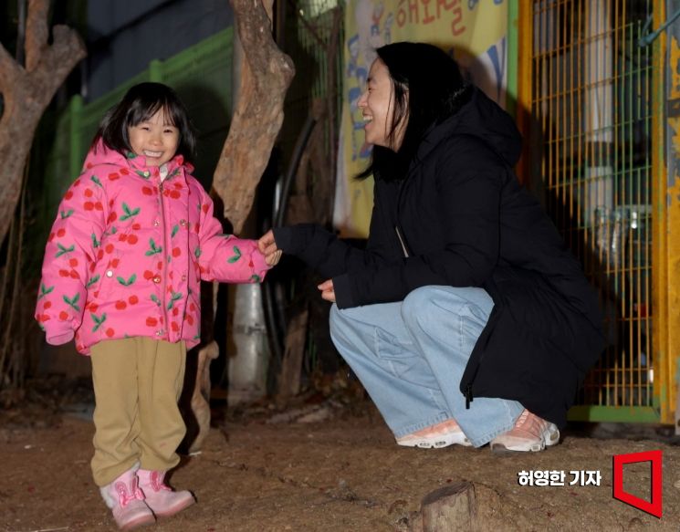 재택근무 중인 핀테크 기업 핀다의 직원 김수지씨가 딸 김은하양을 어린이집에서 데리고 나와 무엇하고 놀았는지 이야기하며 웃고 있다.  사진=허영한 기자 younghan@