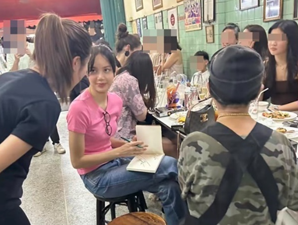 BLACKPINK's Lisa (pink T-shirt) and Lee Jae-yong's daughter Lee Won-joo (woman in black dress on the right). <br>[Photo by Chef Jepai Instagram capture]