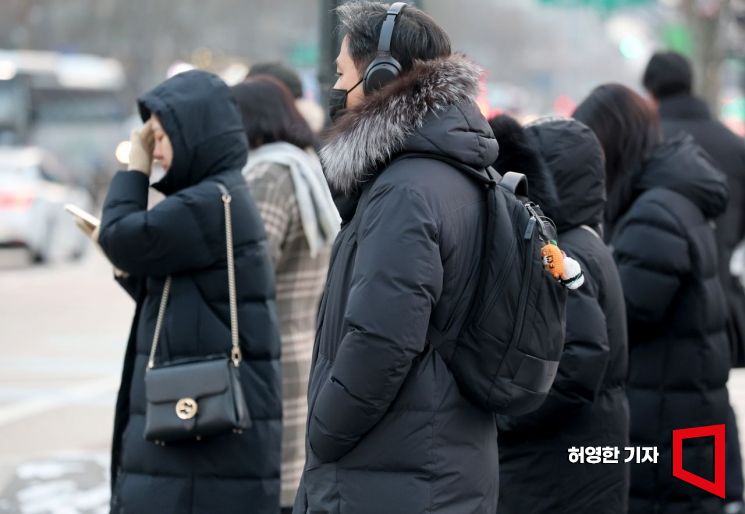 서울시내 한 대형마트 축산물코너에 다양한 부위의 돼지고기가 진열돼 있다(왼쪽). 아침 패딩 점퍼와 털모자 등으로 중무장하고 출근길에 나선 시민들이 서울 광화문 네거리 횡단보도에서 신호를 기다리고 있다.  연합뉴스·허영한 기자