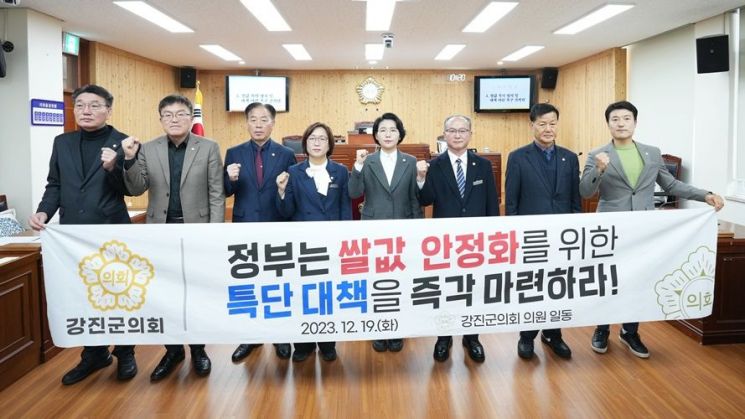 김창주 의원이 대표 발의한 ‘쌀값 폭락 방지 및 대책 마련 촉구 건의안’을 최종 의결했다. [사진제공=강진군의회]