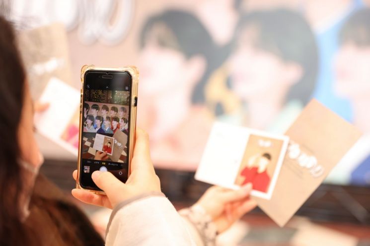 세븐틴 더시티를 즐기는 팬의 모습[사진제공=하이브]