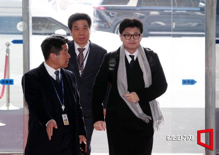 한동훈 법무부 장관이 20일 법제사법위원회 전체회의 참석을 위해 국회로 들어서고 있다. 사진=김현민 기자 kimhyun81@