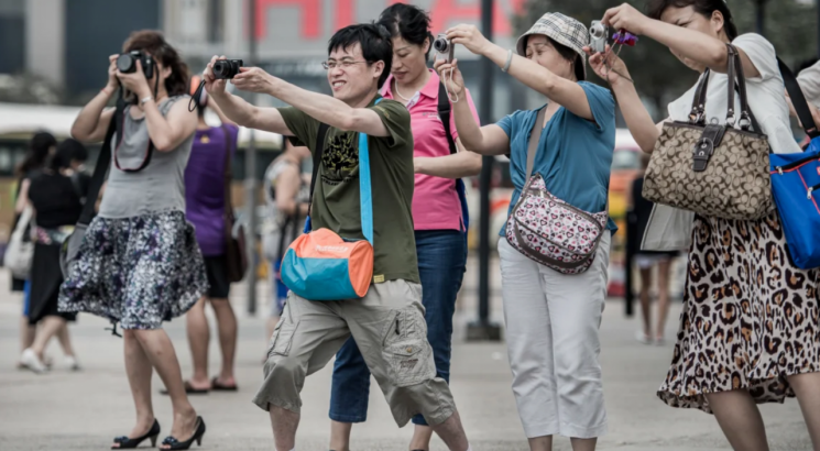 중국 관광객들이 홍콩의 관광지에서 기념사진을 촬영하고 있다. [이미지출처=게티이미지뱅크]