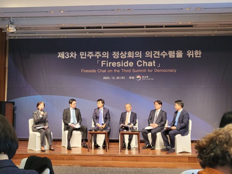 “식민지배 경험 없는 한국, 민주화·산업화 강점 극대화해야”