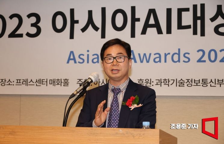 심사위원장인 황동현 한국 SW·ICT 총연합회 공동의장이 20일 서울 중구 프레스센터에서 열린 '2023 아시아AI대상 시상식'에서 심사평을 하고있다. 사진=조용준 기자 jun21@