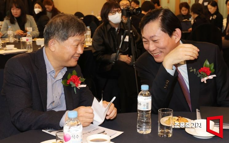 [포토]고진 디지털플랫폼 정부위원장과 대화하는 우병현 대표