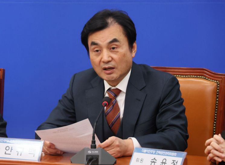 더불어민주당 안규백 전략공천관리위원장이 21일 국회에서 열린 전략공천관리위원회 제1차 전체회의에서 발언하고 있다. [이미지출처=연합뉴스]
