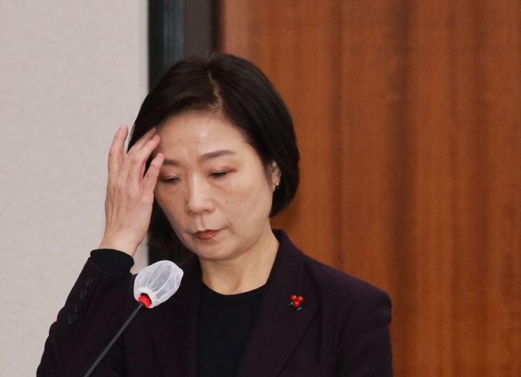 오영주 중소벤처기업부 장관 후보자가 21일 국회에서 열린 인사청문회에서 잠시 생각에 잠겨있다. [이미지출처=연합뉴스]