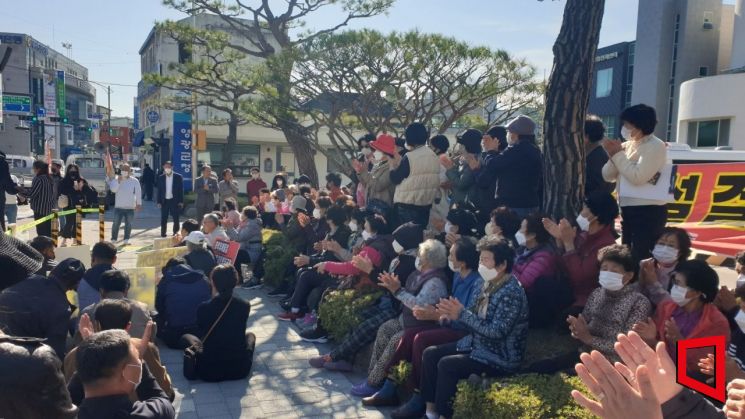 지난 6일, 영광군청 앞에서 폐기물재활용시설 허가 관련 주민들이 반대 시위를 하고 있다. 주민들은 11월 6일부터 날마다 2차례 집회를 열고 있다.[사진=김건완 기자 yacht@]