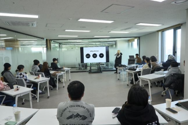 한국만화영상원이 진행하는 창작멘토링 교육 시범 수업 전경. [사진제공 = 한국만화영상원]