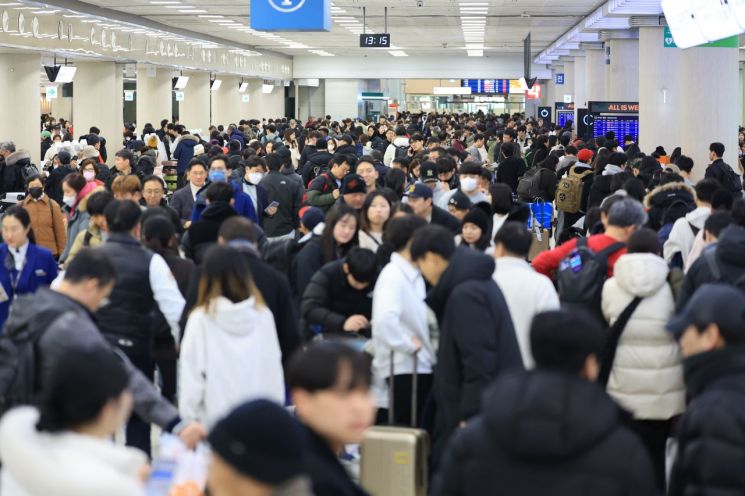 폭설이 내린 22일 오후 제주국제공항 국내선 출발층이 이용객들로 크게 붐비고 있다. [이미지출처=연합뉴스]