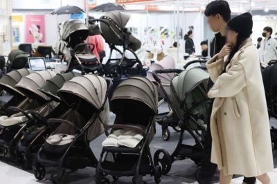 지난 7일 서울 강남구 세텍(SETEC)에서 열린 ‘서울베이비키즈페어’에서 임신부가 육아 용품을 둘러보고 있다. [이미지출처=연합뉴스]