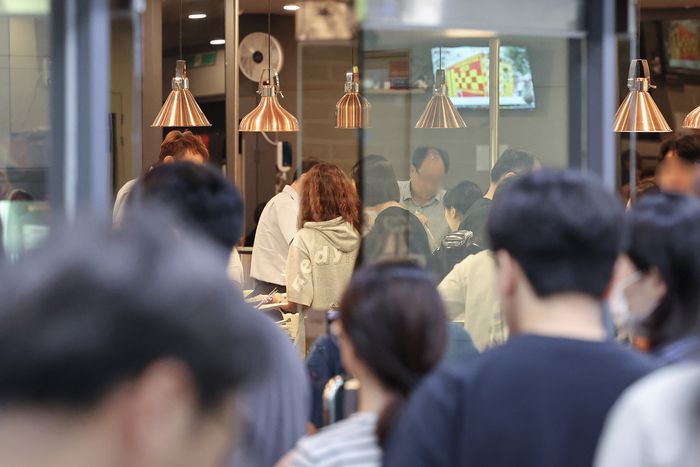 지난 6월 22일 서울 시내 한 오피스빌딩 지하에 위치한 구내식당에서 직장인들이 점심식사하기 위해 자율배식하고 있다. [사진출처 = 연합뉴스]