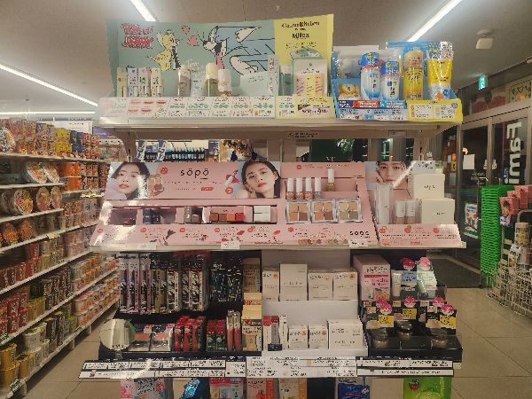 일본 편의점에 화장품 코너가 마련돼 있다./이서희 기자 @dawn