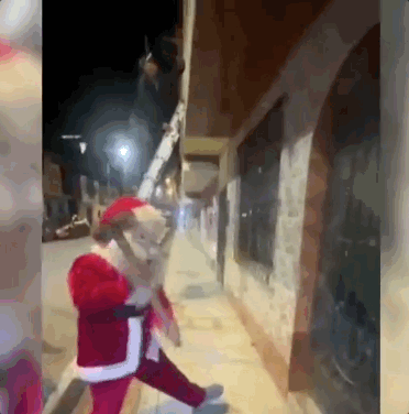올해는 산타 복장을 한 경찰관이 마약범을 검거하기 위해 큰 망치로 집 입구 현관문을 때려 진입로를 확보했고, 다른 경찰관들이 안에 들어가 남성 2명을 체포했다. 현장에서는 코카인으로 추정되는 흰색 가루가 담긴 봉지들도 압수했다. [사진출처=KBS 뉴스]