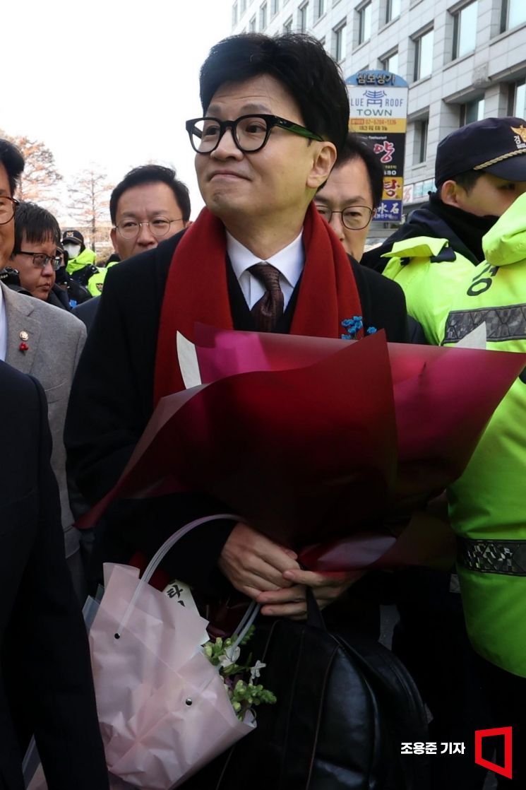 한동훈 국민의힘 비상대책위원장이 26일 오후 서울 여의도 국민의힘 중앙당사에서 열리는 취임식에 참석하기 위해 들어서고 있다.사진=조용준 기자 jun21@