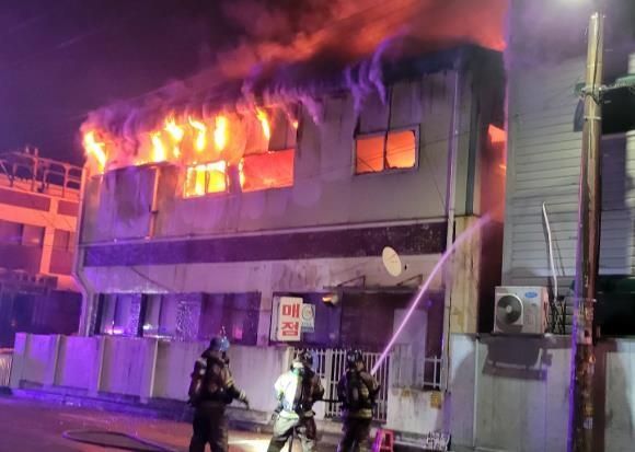 26일 오전 0시43분께 인천시 남동구 남촌동 남동국가산업단지 내 가스레인지 후드 제조공장에서 불이 났다. [이미지출처=인천소방본부 제공, 연합뉴스]