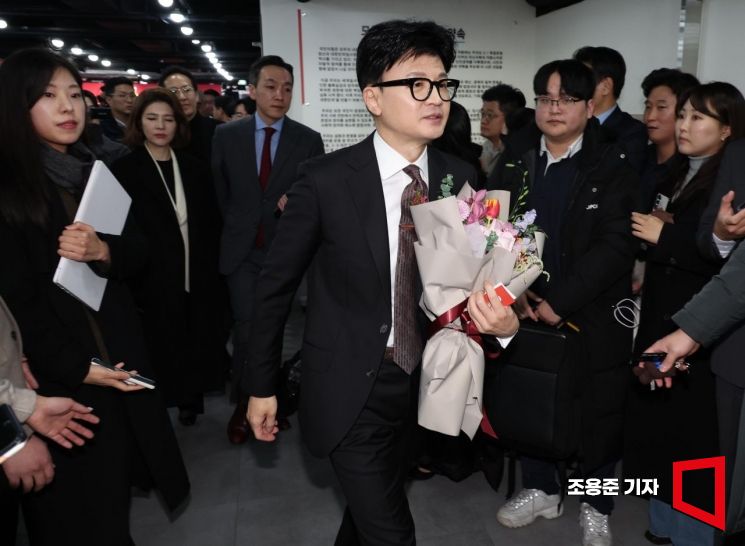 한동훈 국민의힘 비상대책위원장이 26일 오후 서울 여의도 국민의힘 당사에서 입장 발표 뒤 이동하고 있다. 사진=조용준 기자 jun21@