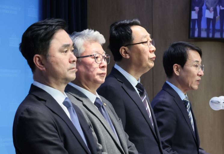 Members of the Democratic Party's reform group "Principles and Common Sense" are holding a press conference at the National Assembly Communication Office. From left to right: Kim Jong-min, Cho Eung-cheon, Yoon Young-chan, Lee Won-wook. <br>[Image source=Yonhap News]