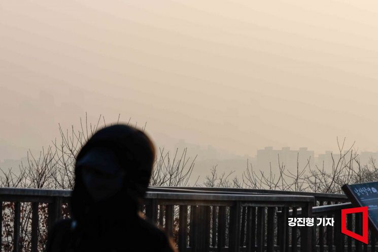 초미세먼지가 '나쁨' 단계였던 지난 26일 서울 도심이 안개를 동반한 초미세먼지로 뒤덮여 있다. 사진=강진형 기자aymsdream@