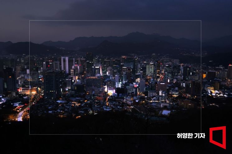 도심의 빌딩 숲에 밤이 왔다. 실선 바깥은 생성 이미지다.